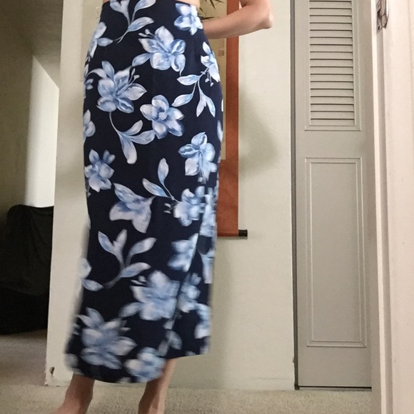 Beautiful Indigo Skirt with White & Blue Flowers M - Picture 2 of 4